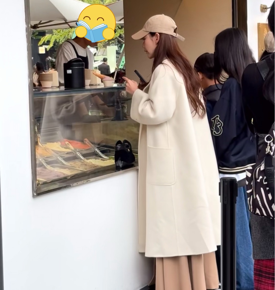 网友在成都偶遇马筱梅给小玥儿、小霖霖买冰淇淋🍦 ​​​