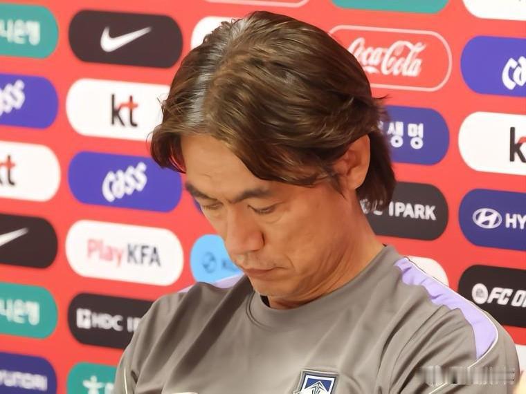韩国队主帅洪明甫宣布辞职…韩国队主帅洪明甫于墨西哥瓜达拉哈拉举行的新闻发布会上宣