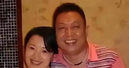 王为念这次住院，真把人看愣了，病床前一直忙前忙后伺候的，不是别人，是他跟第一任妻