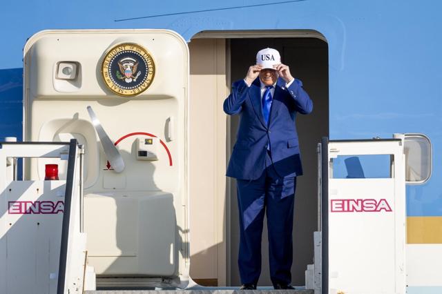 特朗普的嘴里，又扔出了一颗炸向西方世界的炸弹。

这次接受英国《每日电讯报》采访