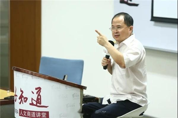 这教授就是“凤雏”啊，竟然献计称：中国应该帮助西方国家打败俄罗斯，来获得美国的原