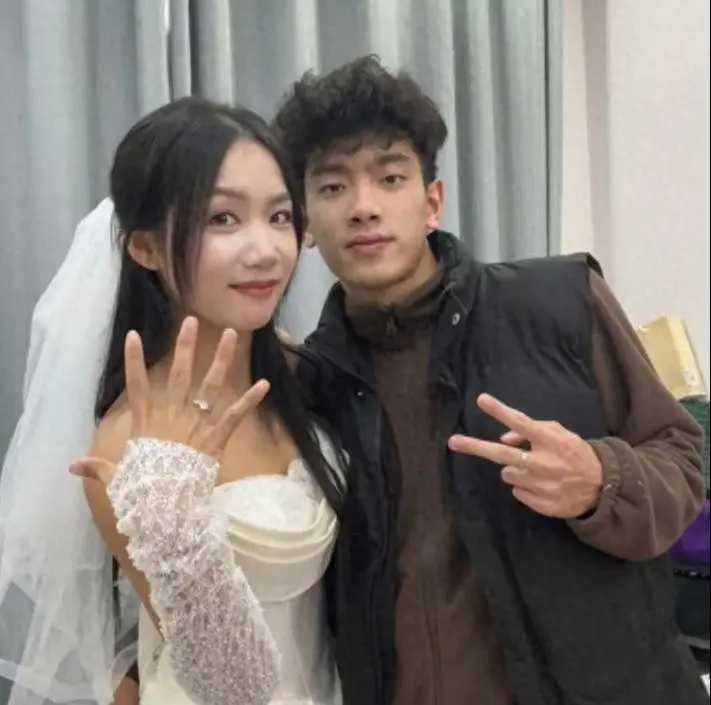 新娘当场变脸 越解释越遭网友吐槽
 
“老婆我来接你了！”12月25日，广西一场