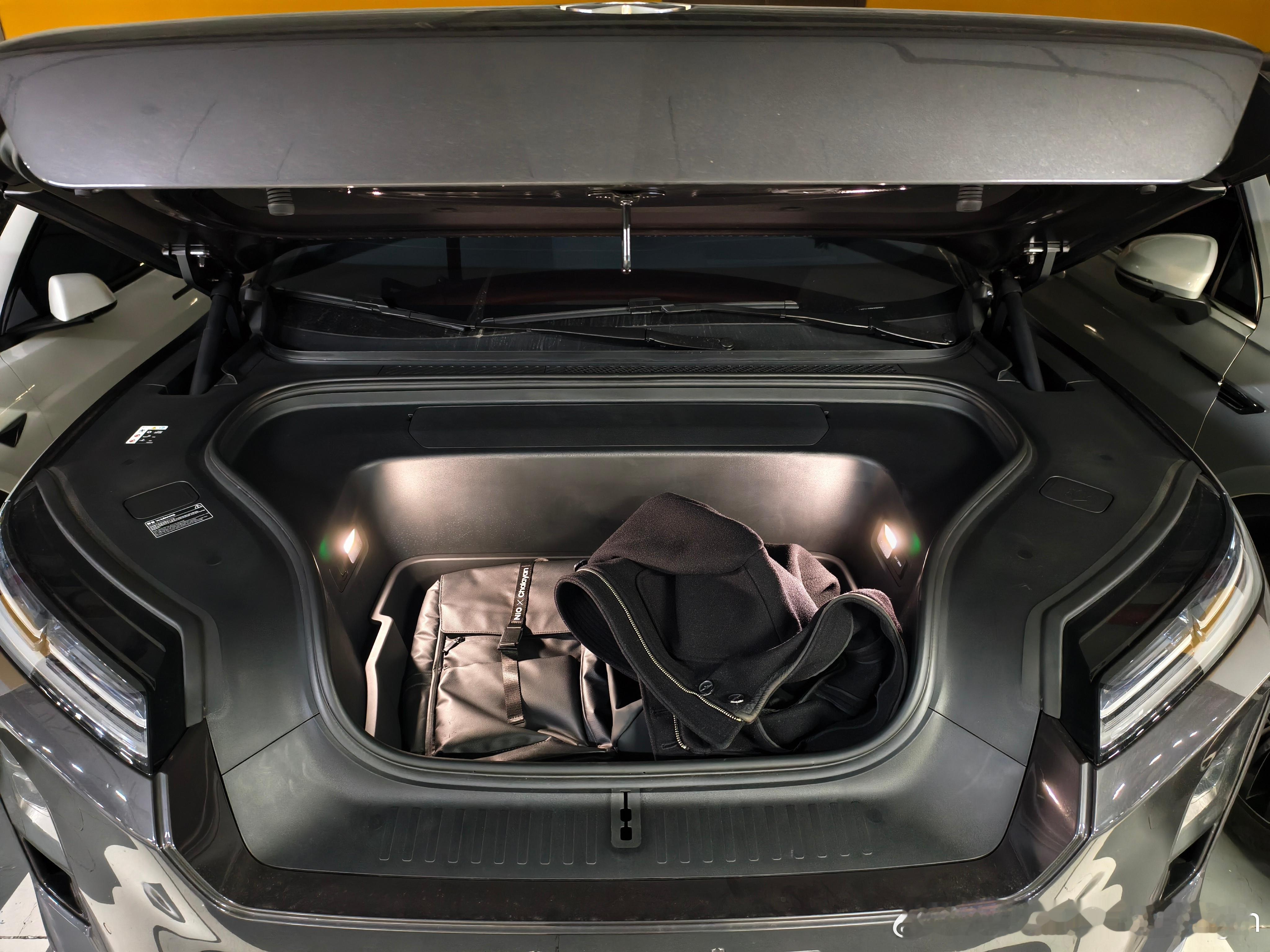 最近天冷了，我突然发现前备箱还有一个妙处，就是放包的时候可以顺便把大衣也一起放了