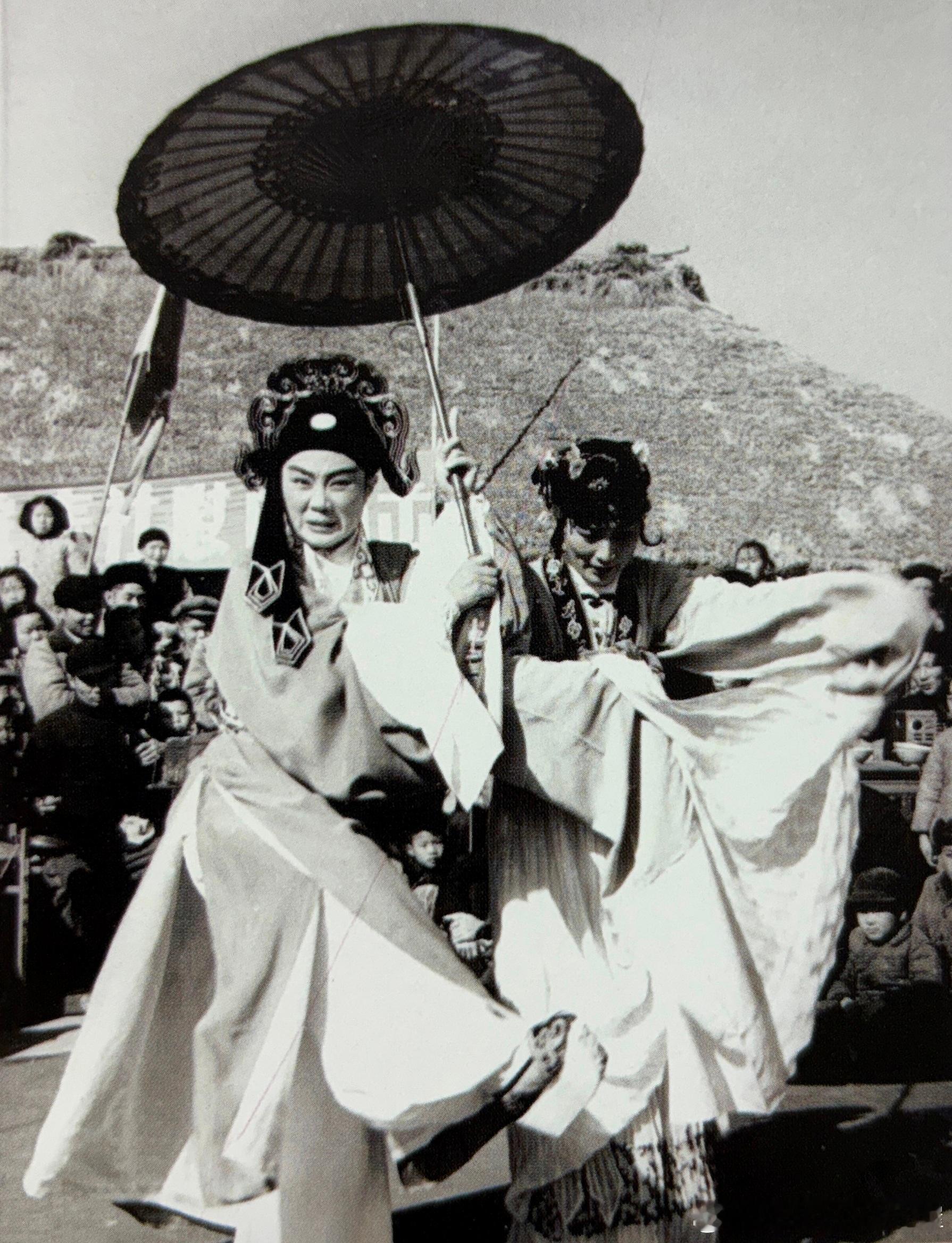 1962年12月2日范瑞娟、傅全香在嘉定竹筱大队演出《踏伞》历史影像 ​​​