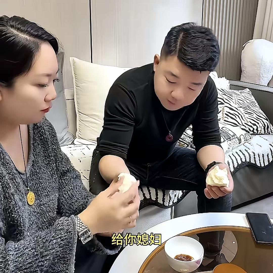 你能想象吗？一对夫妻正就着馒头蘸大酱吃饭，几句对话直接把人笑到打鸣，到底咋回事？