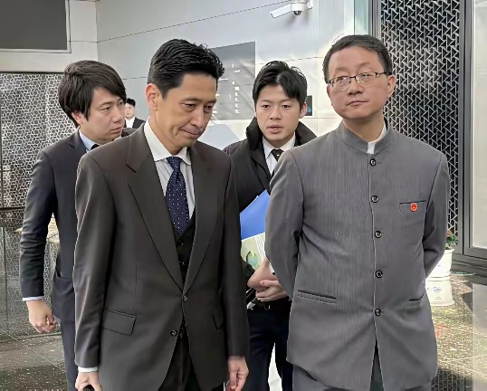 中日外交官边走边聊，媒体镜头。 