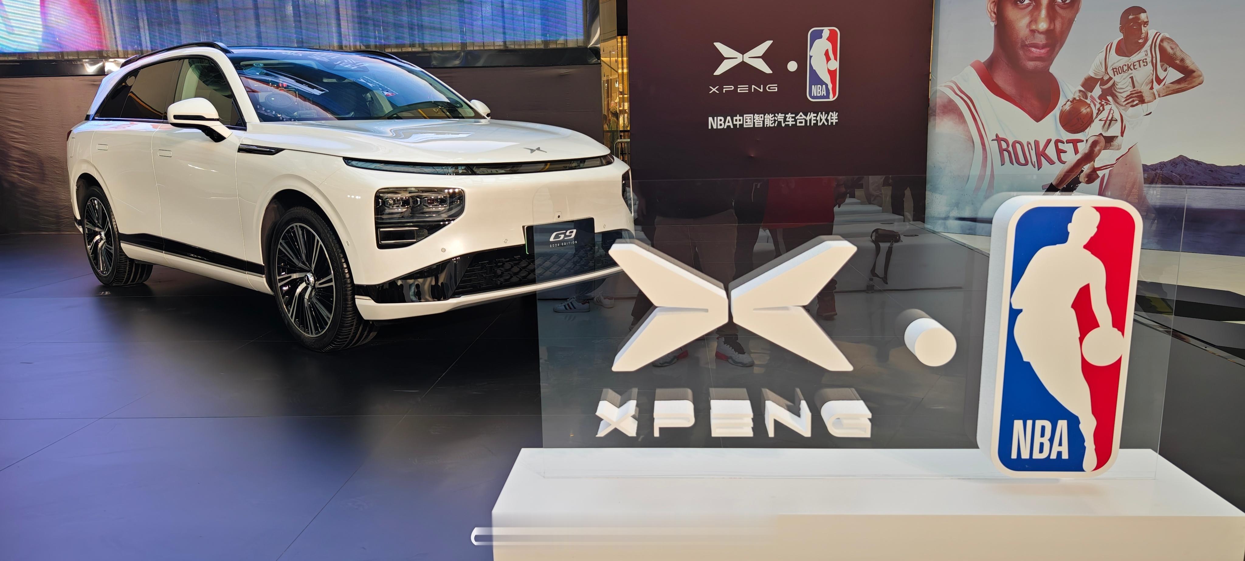 麦迪给粉丝交车，2024款小鹏G9车主的特殊福利[偷笑]。现场被围的水泄不通，尽