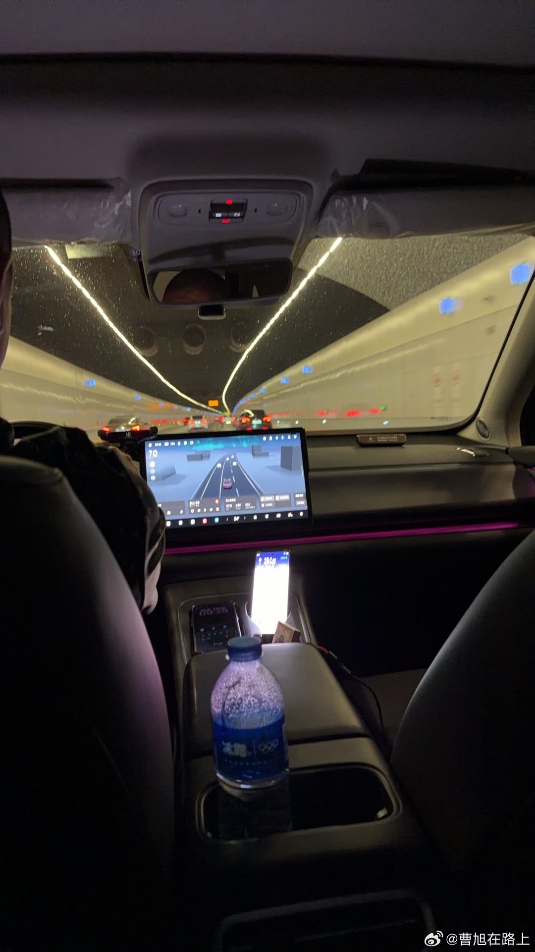 记得前阵子有条热搜，是滴滴特惠车车里异味大的问题，早晨这个大叔大老远我就看到他在