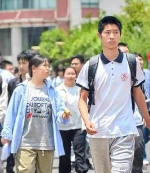 【高考结束别乱安排！孩子放松讲究顺其自然】
 
高考终于落下帷幕，不少家长想着赶