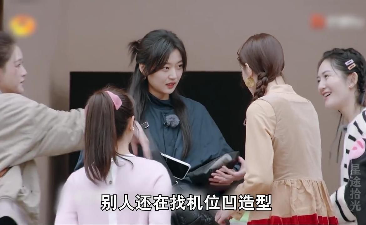 别人上综艺是走红毯，孙千上综艺是去邻居家串门，松弛到不像话