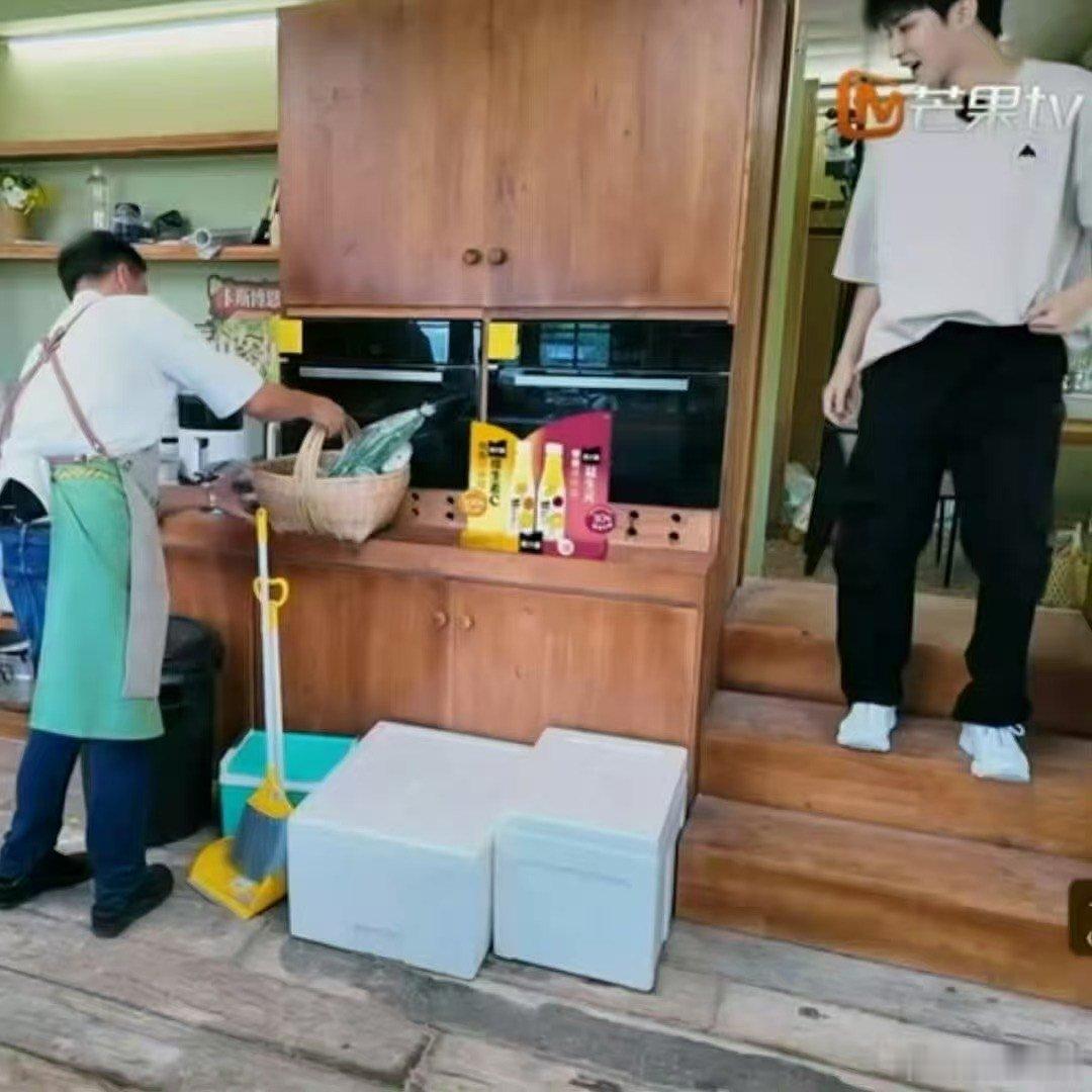 王俊凯一款林大厨的人形外挂中餐厅经典白月光组合回归，王俊凯与林大厨久别重逢依旧默
