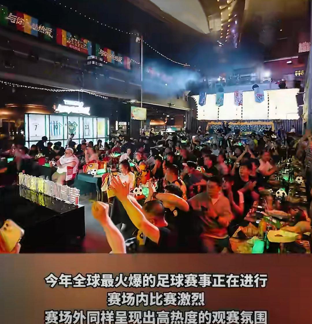 各国球迷围坐一桌：中国餐厅变身热爱大本营。 火锅+冰镇啤酒，不同肤色、不同语言的