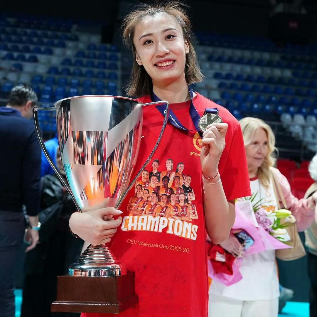 王媛媛第一个赛季出去，非常精彩，虽然去的晚，但是融入很快！在加拉塔萨雷第一场比赛