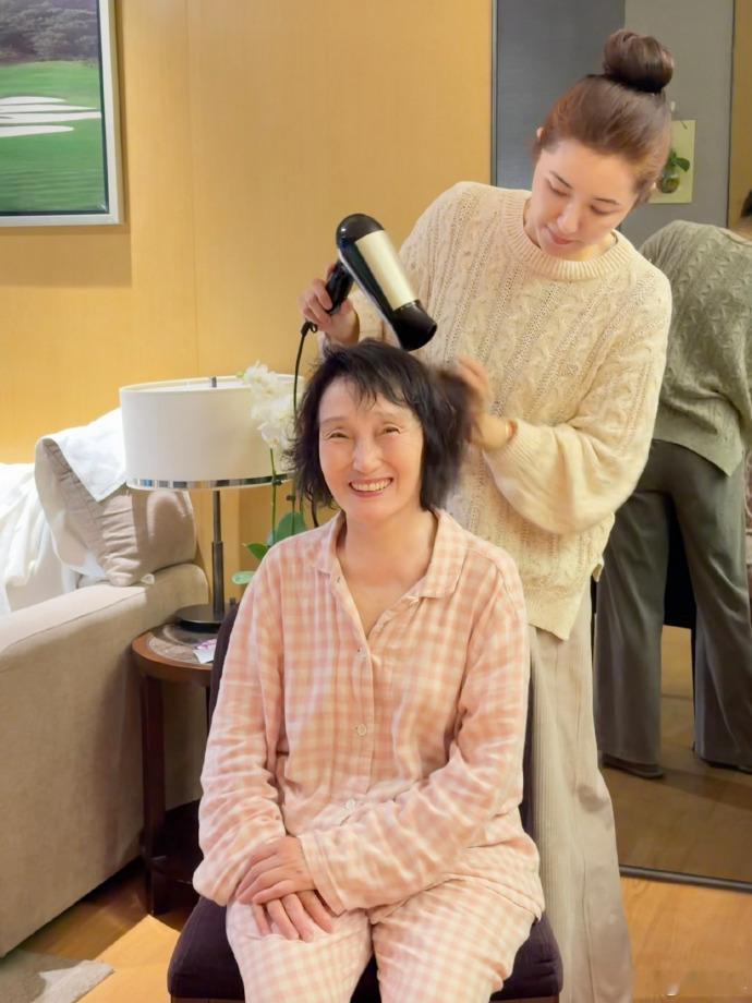 曾黎给76岁妈妈染头 小时候妈妈为我们操劳，如今换我们守护她。曾黎给妈妈染发的暖