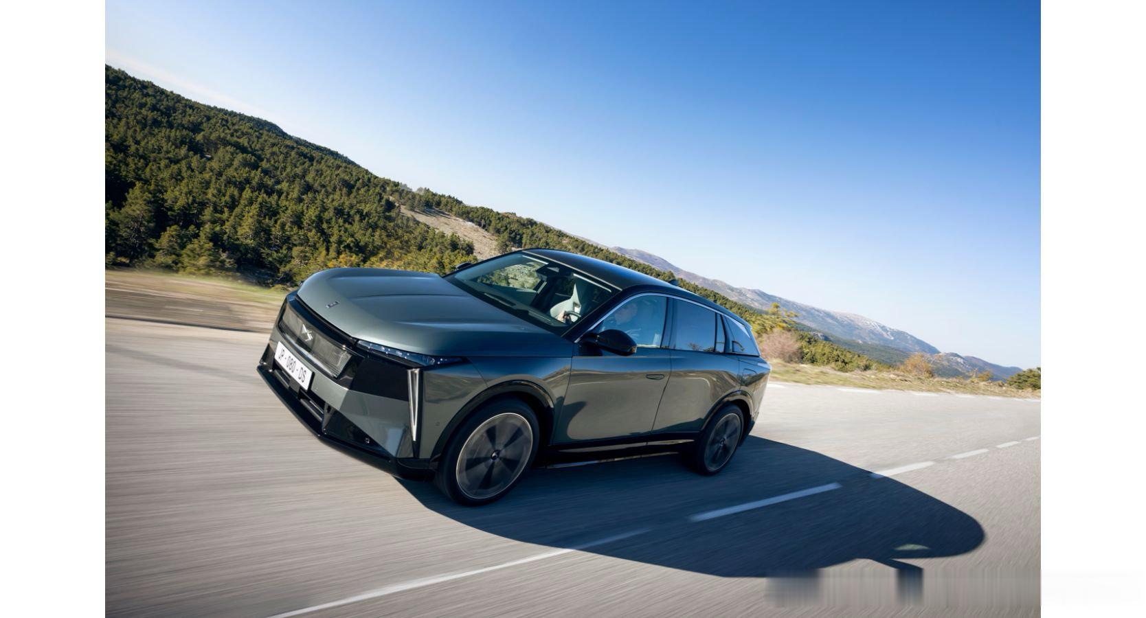 DS N°7是DS Automobiles推出的全新电动SUV，车长4.66米，