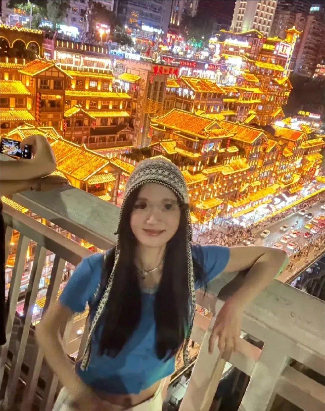 陈乔恩在重庆度假打卡，人美景更美！6 月 16 日她晒出美照，称重庆充满烟火气，