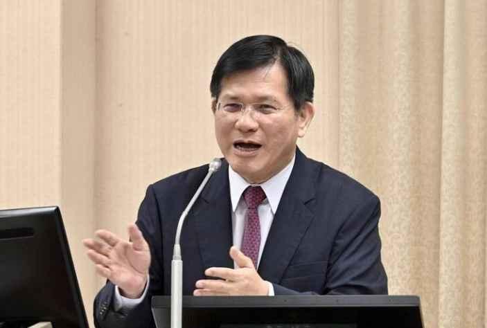 马科斯刚说过“菲律宾不会充当美军介入台海的跳板”，岛内“台独”分子果然急了。
 