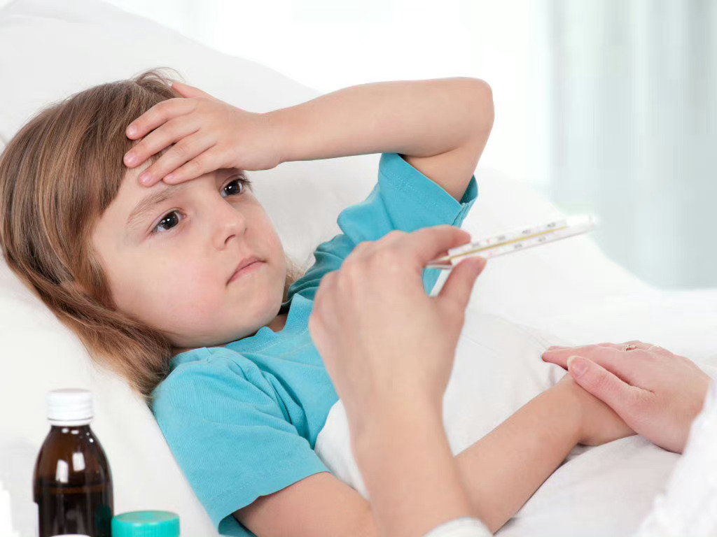 #儿童健康守护者计划# 宝宝发烧，家长应注意以下问题：1、宝宝发烧时给宝宝擦酒精