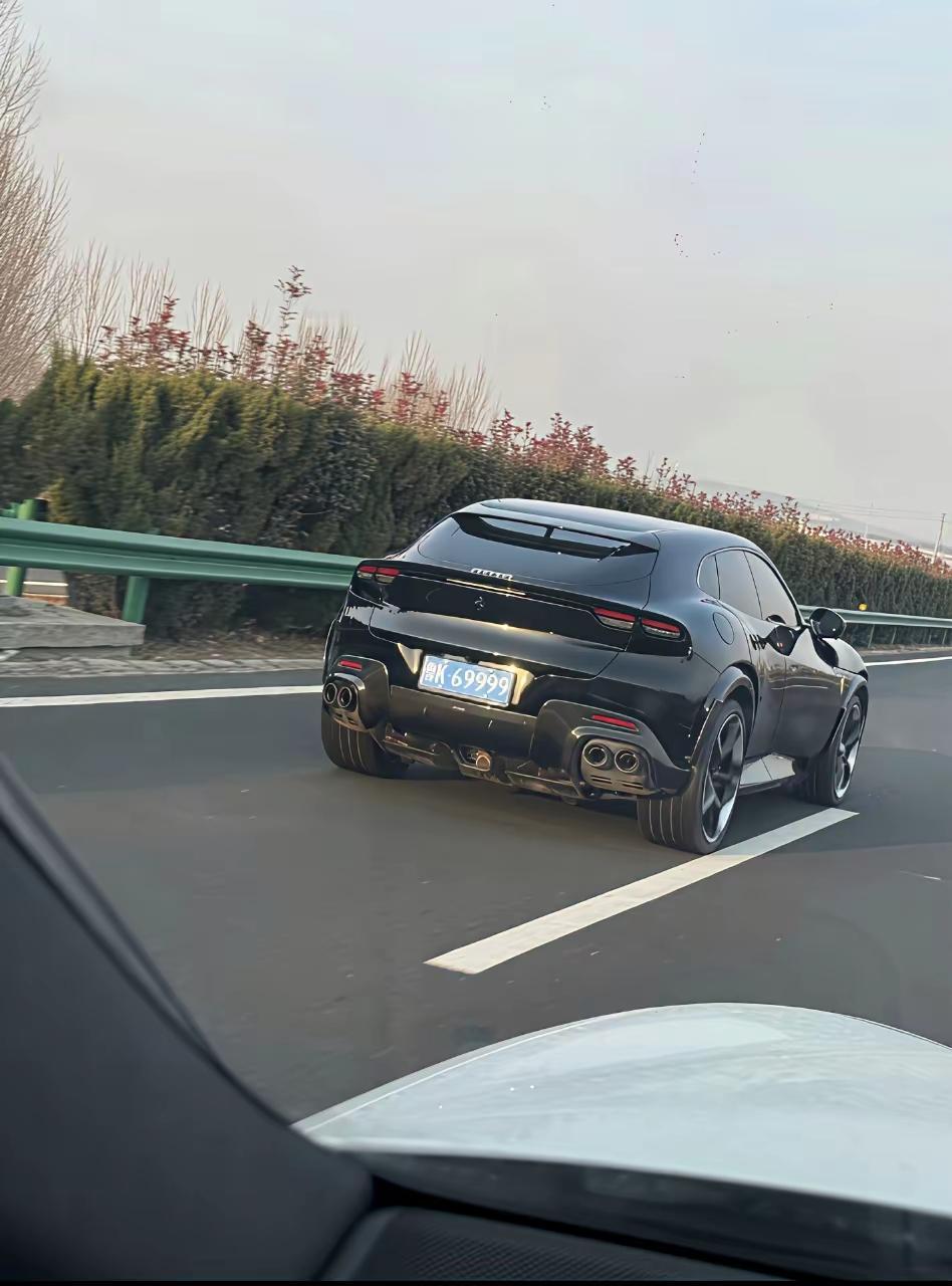 有钱人在高速上是怎么开法拉利的？
上次高速，我定着速跑呢，左边车道猛地窜过去个红