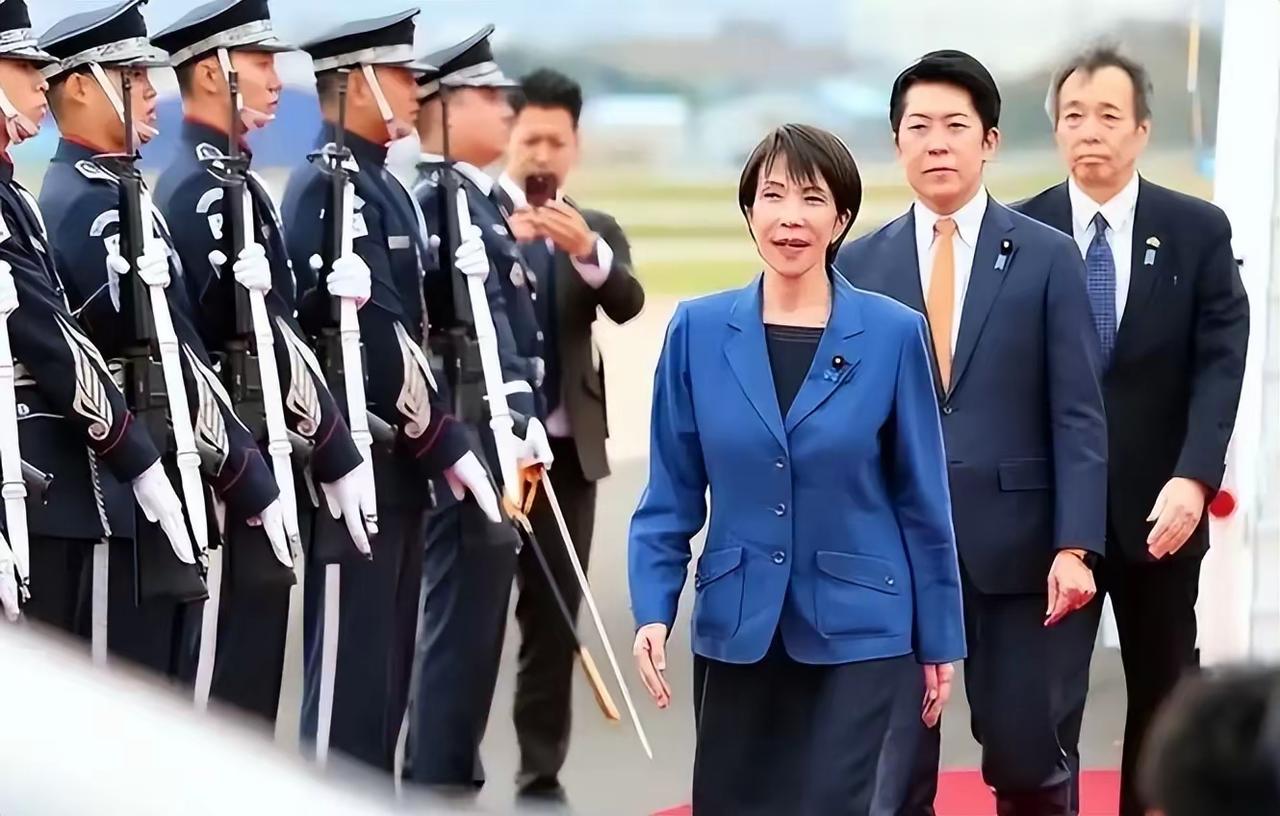 日本对美国百依百顺，主要是历史与现实的双重因素。二战后美国军事占领日本，改造其政