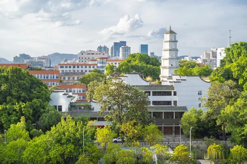 福州二中与福州四中,谁更有潜力? 
两个学校都是福州重点高中学校
网传福州二中2