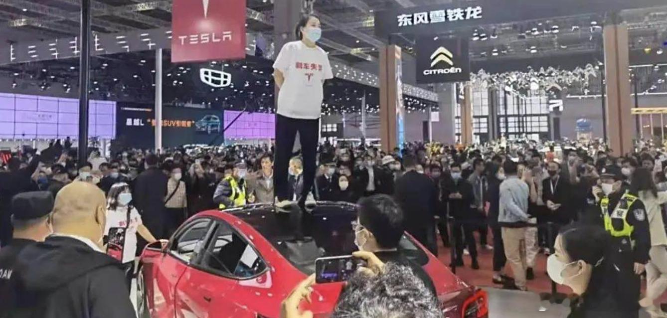 陶琳谈特斯拉“车顶维权”事件：感谢车主力挺，坚持做正确的事！7月14日，特斯拉公