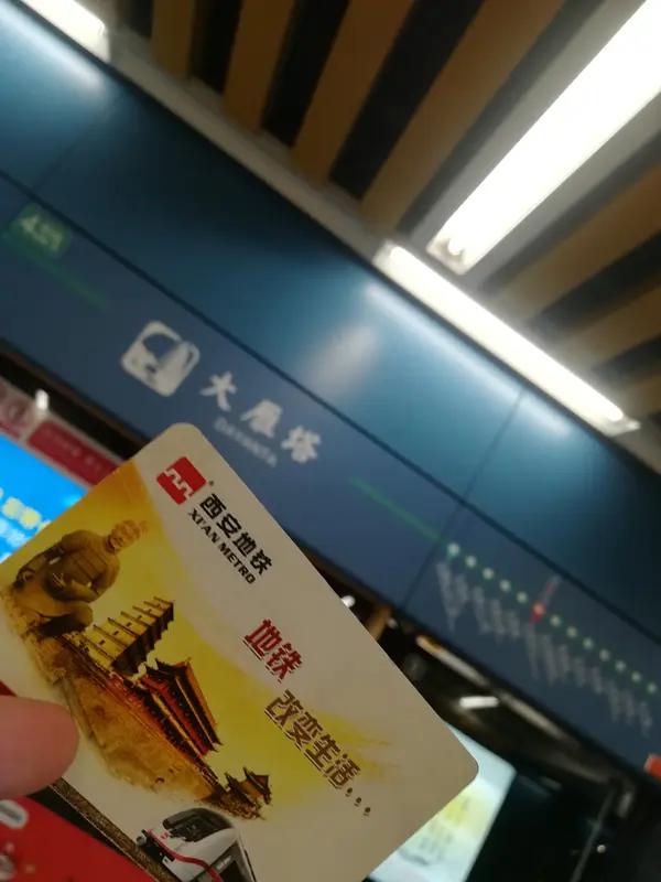 最近网上流传“男子牵马乘西安地铁”的视频，还配文“马没‘油’了，‘坐’个地铁，西