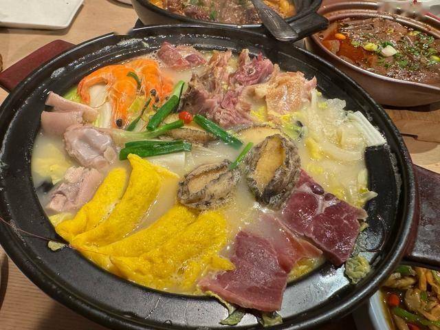 安徽人不争南北，就认一口家乡味。山有山的鲜，水有水的甜。烧炖讲火候，食材讲本味。