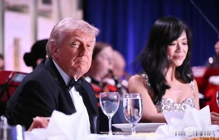 特朗普坦言后悔当总统！晚宴枪击狼狈撤离，美国沦为全球笑柄
 
后悔当总统了，宴会