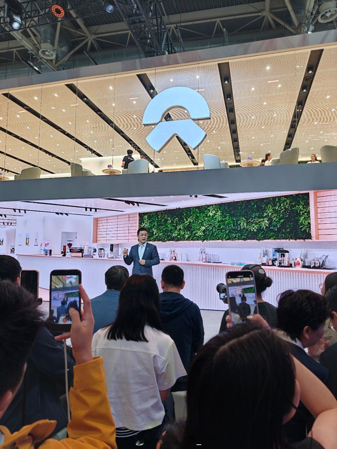蔚来集团的展台真的巨大无比，气势十足！这是第一次蔚乐萤在一起展示～斌哥上台说话第