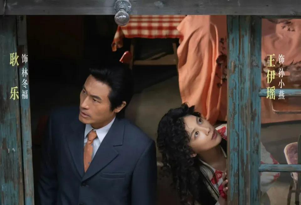 电视剧《小城大事》里面的孙小燕独自在月海镇摆摊卖肉燕馄饨，不仅要拉扯四岁的孩子，