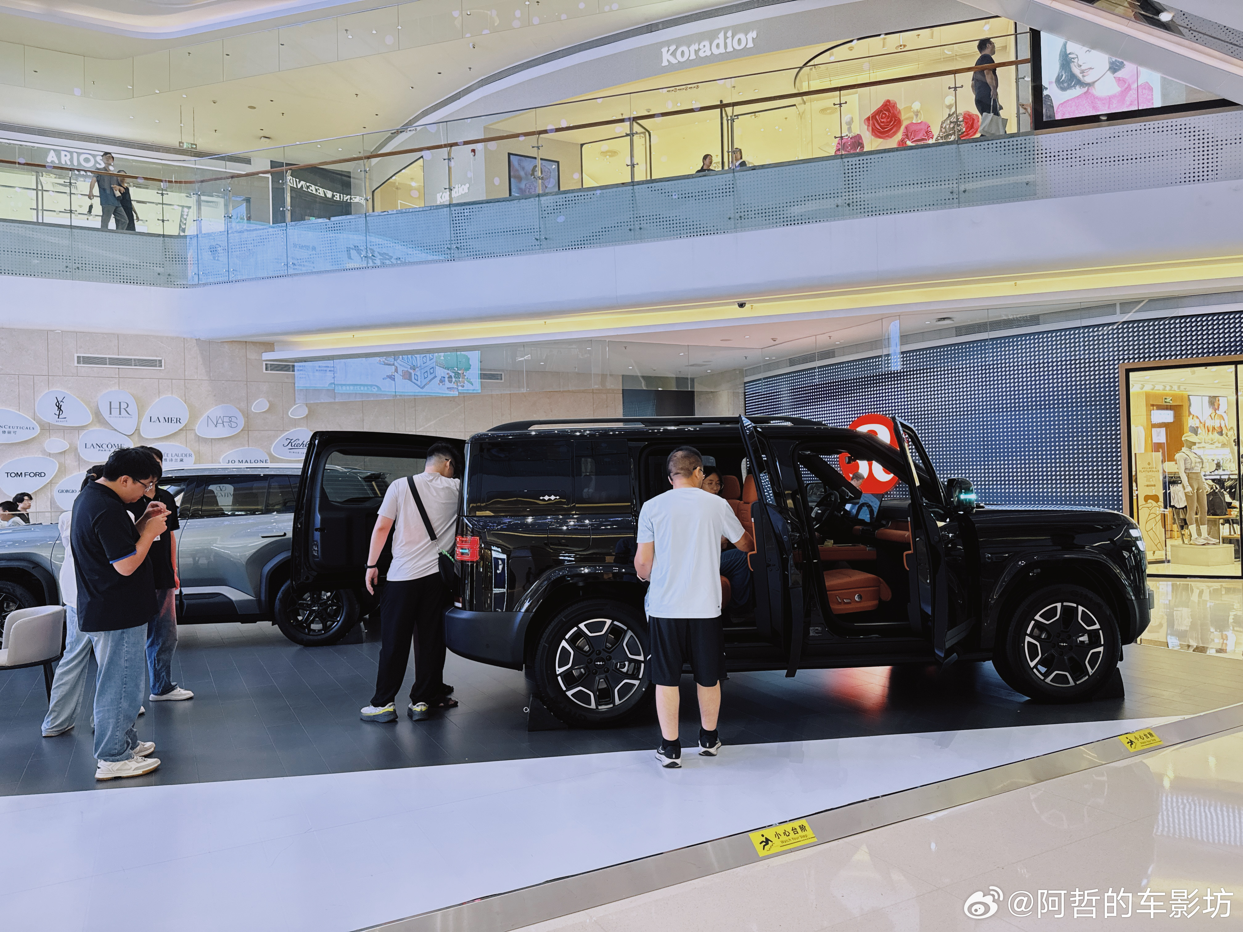 以前买车各个4S店跑 看车、试驾、对比配置、磨价格自从特斯拉开始以直营模式走进商