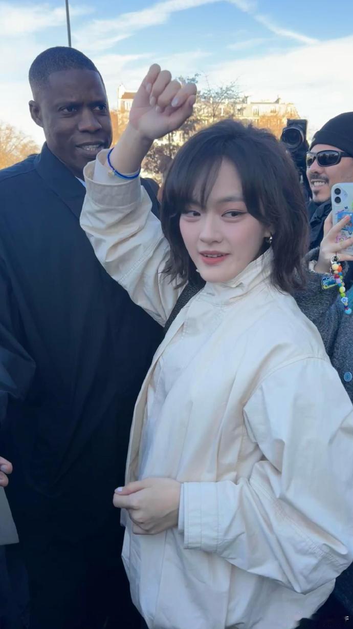 文淇的蓝色手链 被文淇的这份温柔狠狠打动！巴黎大秀的蓝色手链来自难民女性工匠，她