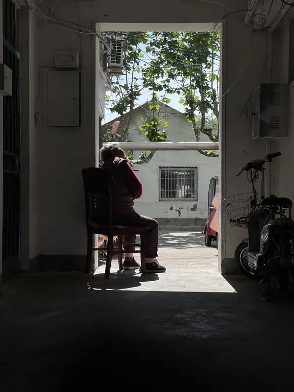 选择“居家养老”还是“养老院养老”，并非简单的二选一，而是需要根据老人的身体状况