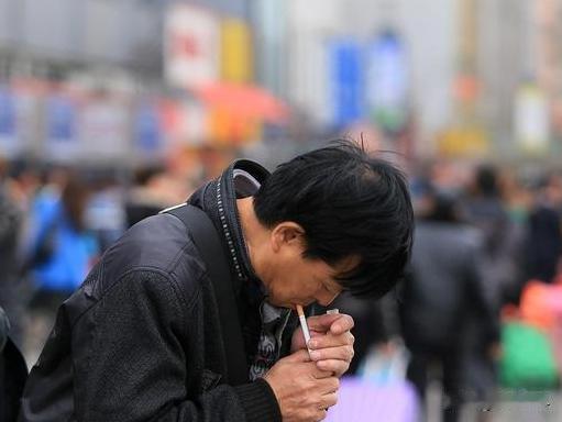 长期吸烟的人注意了！英国官方数据显示，一天抽一包烟的人，会比普通人少活10年。