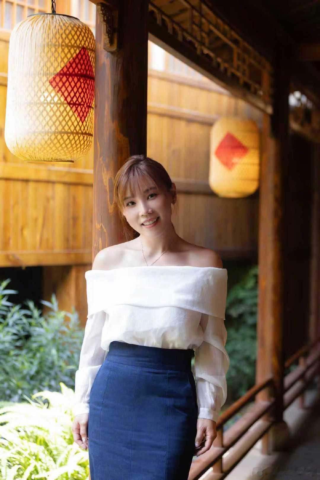 张泉灵说李佳薇像裸分考清北 湖南卫视背后 李佳薇在《歌手2025》的表现，真就像
