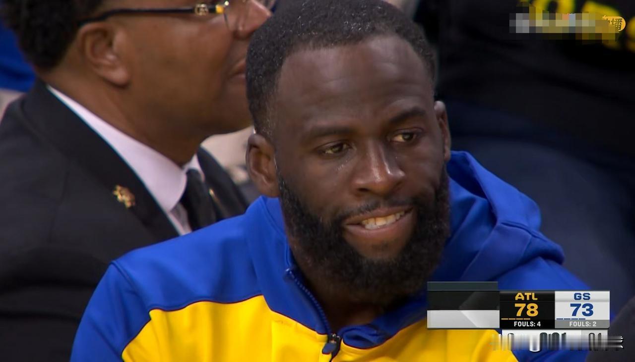 勇士老将追梦格林真是太落寞了！在今天勇士主场迎战老鹰的比赛中，当时比赛进行到了第