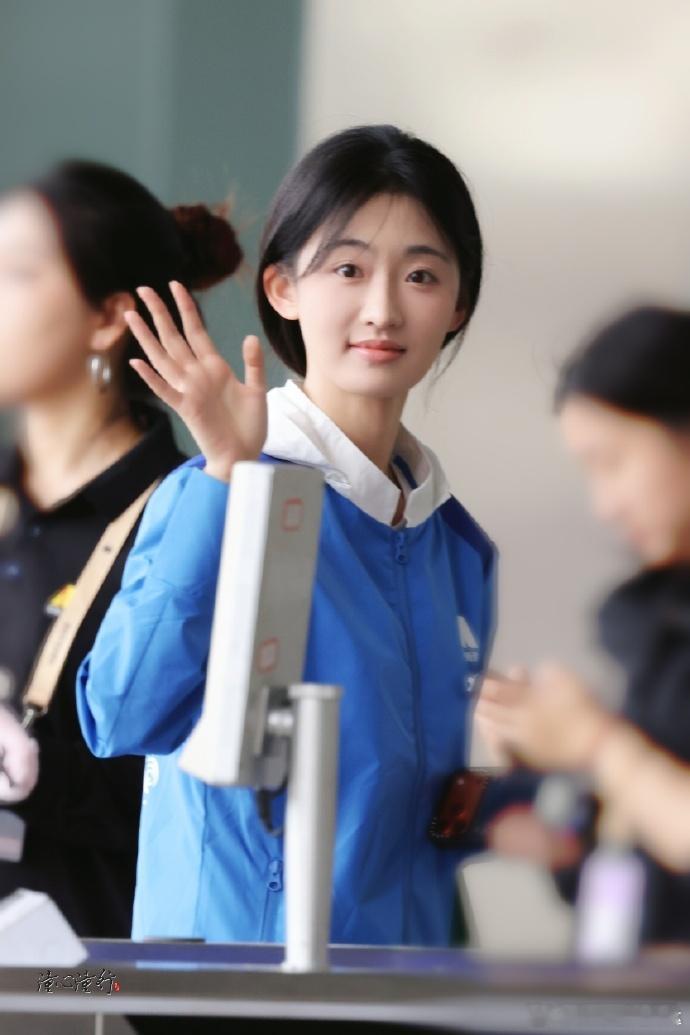 六公主镜头下的杨雨潼也太灵动了颜值也太抗打了咱们就是说原来蓝色居然可以被穿的如此