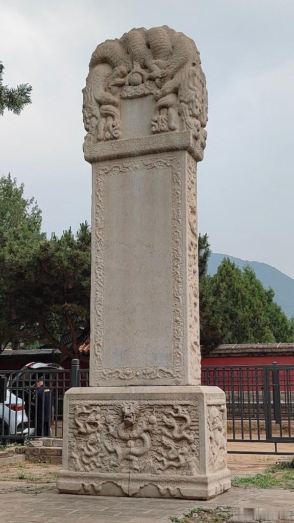 明十三陵之思陵为明朝崇祯帝朱由检陵寝。不同于其他预设帝陵，思陵的起源充满唏嘘——