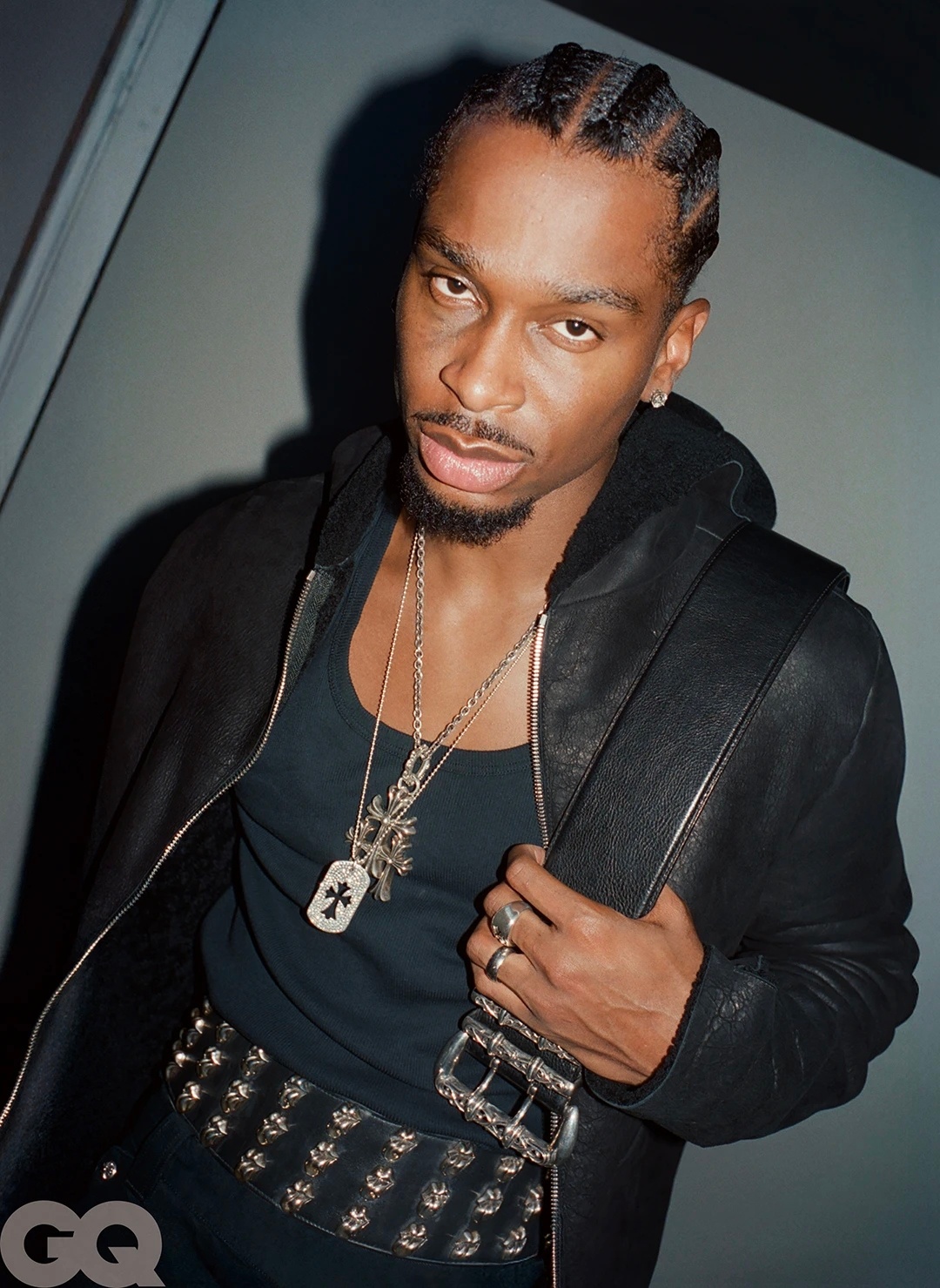 “我拿起篮球就是为了成为最棒的人。要是问我想不想比科比更强，那当然想，”谢伊说道