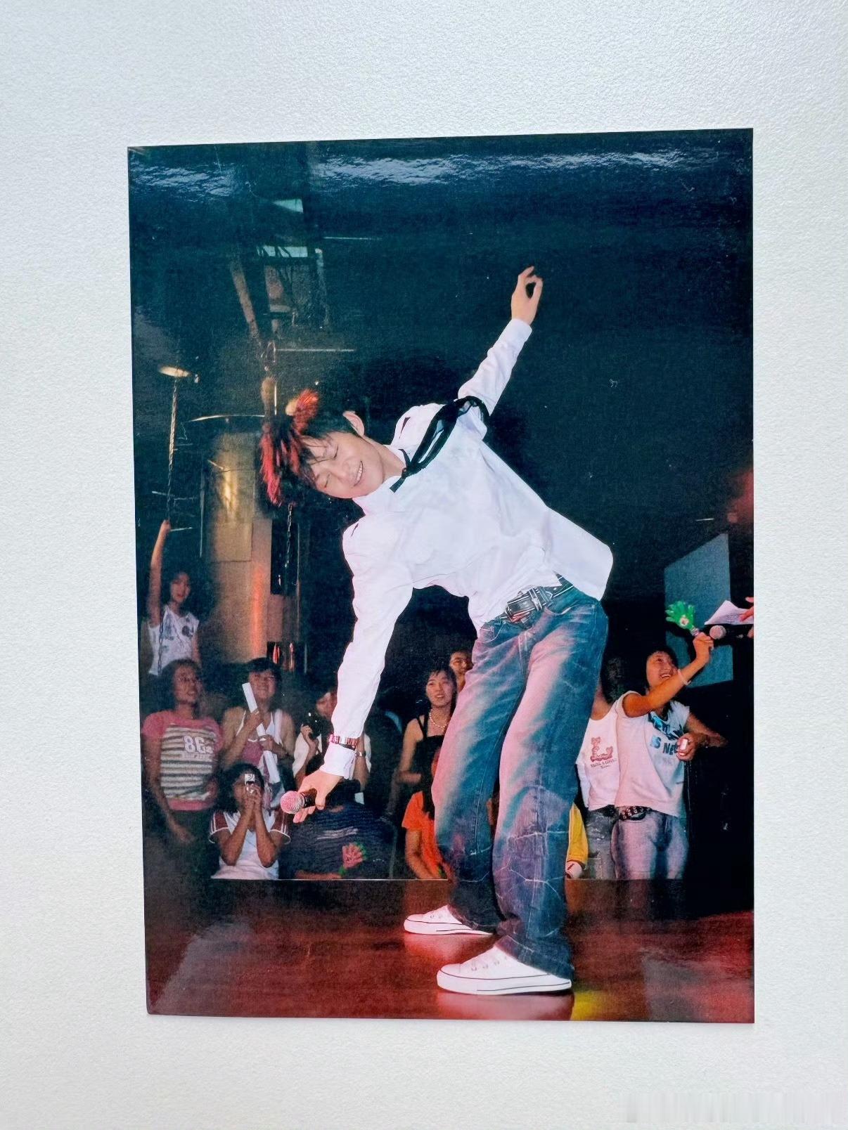 网友把何炅喝过的水保存了20年这个举动估计何炅看到都表示惊讶这就是偶像的力量吗居