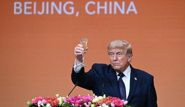 当地时间5月11日，特朗普先在社交媒体称赞中国是"一个令人惊叹的国家"，紧接着5