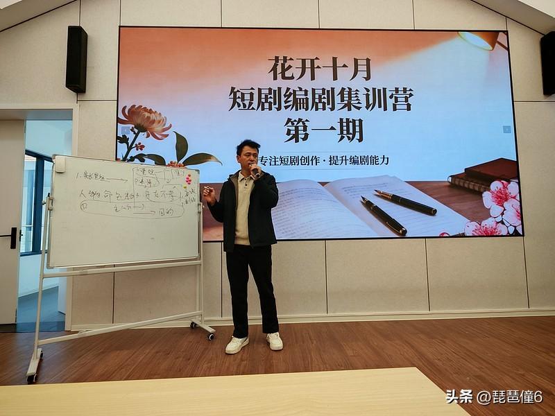 想做内容加速成长的创作者，最近挖到两个特别有启发的观察点。
第11届北京十月文学