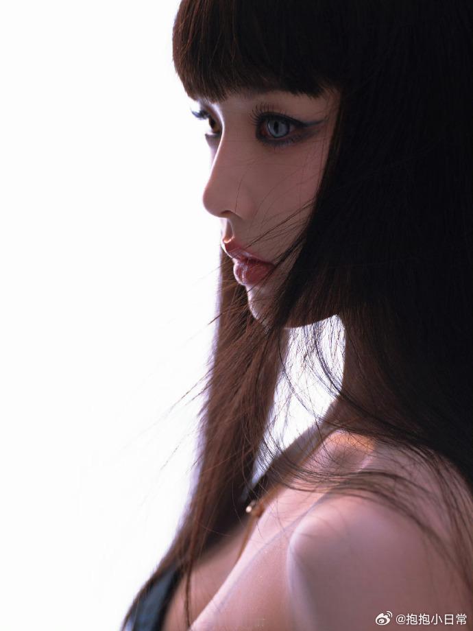 张淼怡异瞳蛇姬张淼怡的异瞳造型给人一种冷艳又神秘的感觉，黑色长裙的搭配更是增添了