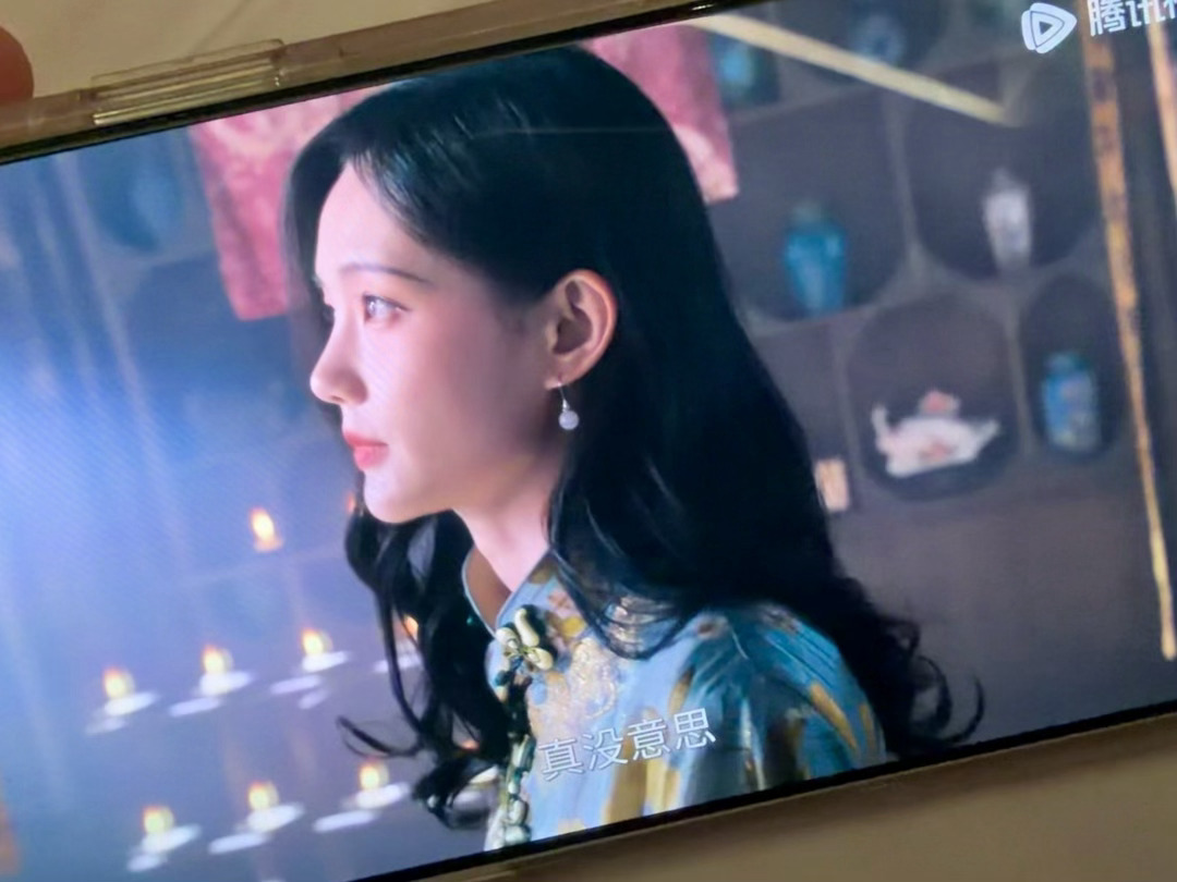 李一桐被做局了你就眨眨眼李一桐演爽了我看爽了追剧网友花式玩梗，江飞燕被做局了你就