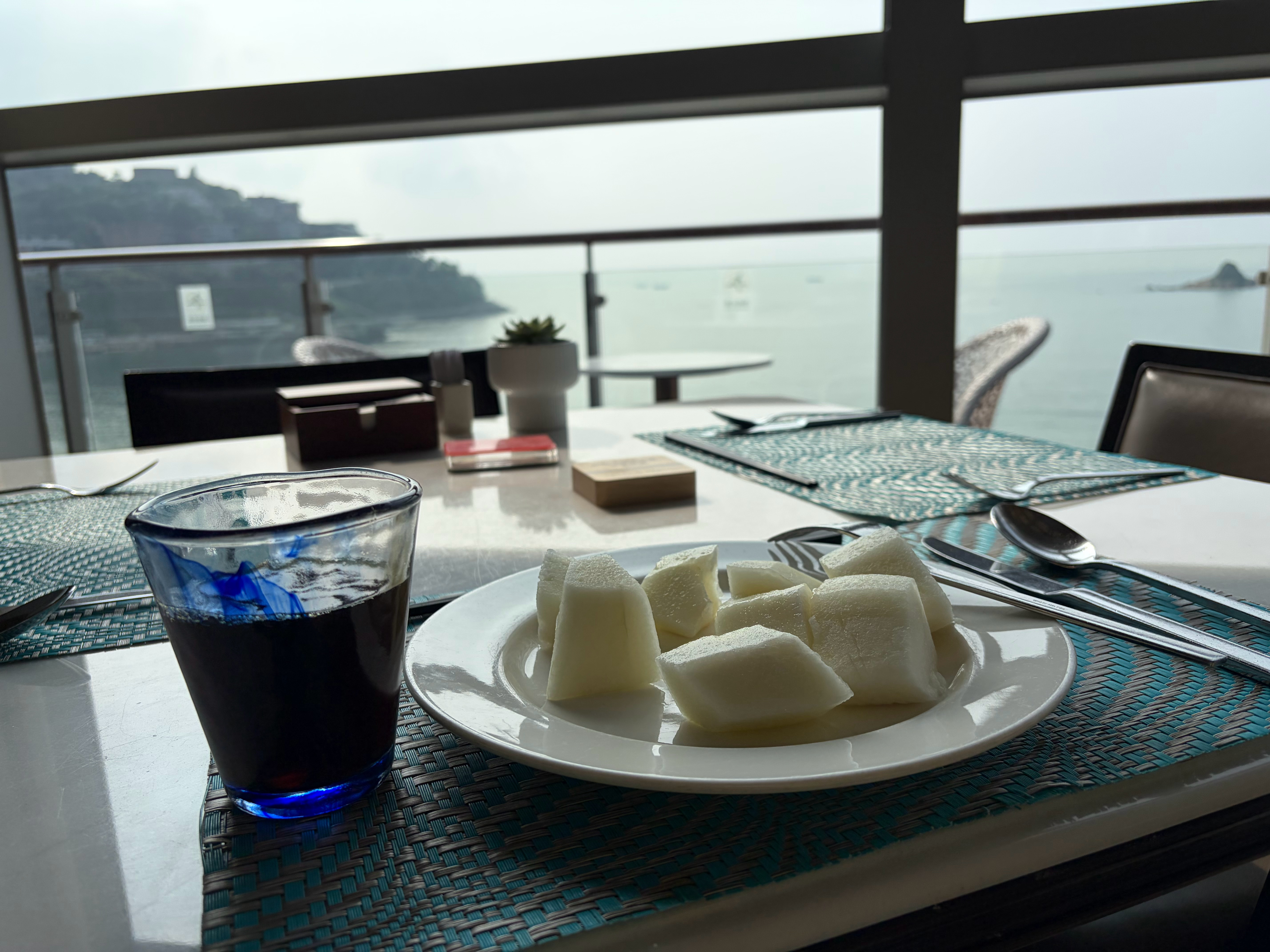 早，面朝大海，吃着早餐 