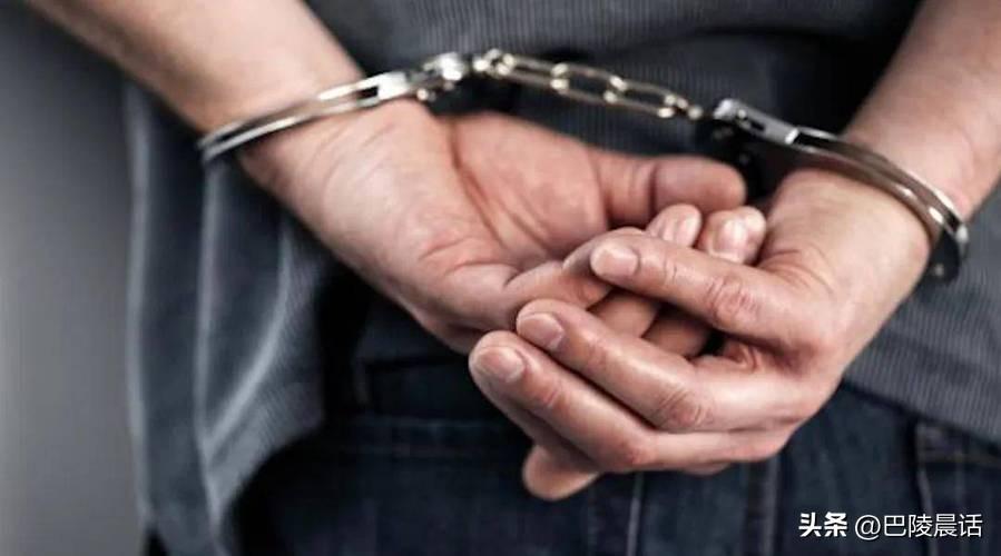 朋友在单位受上司排挤，上司因经济问题被抓后，朋友不仅没有幸灾乐祸，反而说要感谢他