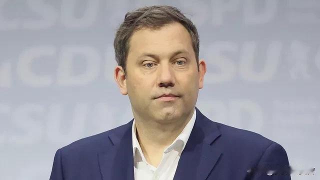 德国财政部长拉尔斯•克林拜尔承认德国经济存在问题，但同时认为计划为联邦国防军的重