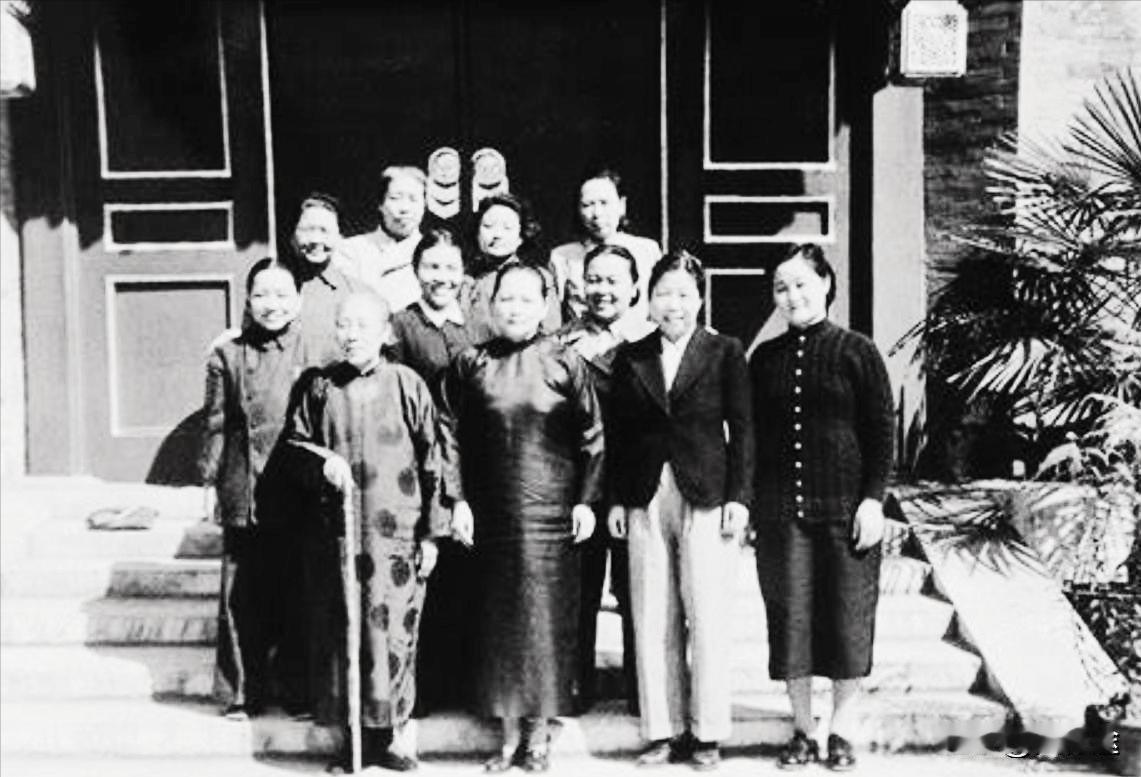 1949年9月第一届政协部分代表合影留念，从宋庆龄到邓颖超、何香凝、蔡畅……这张