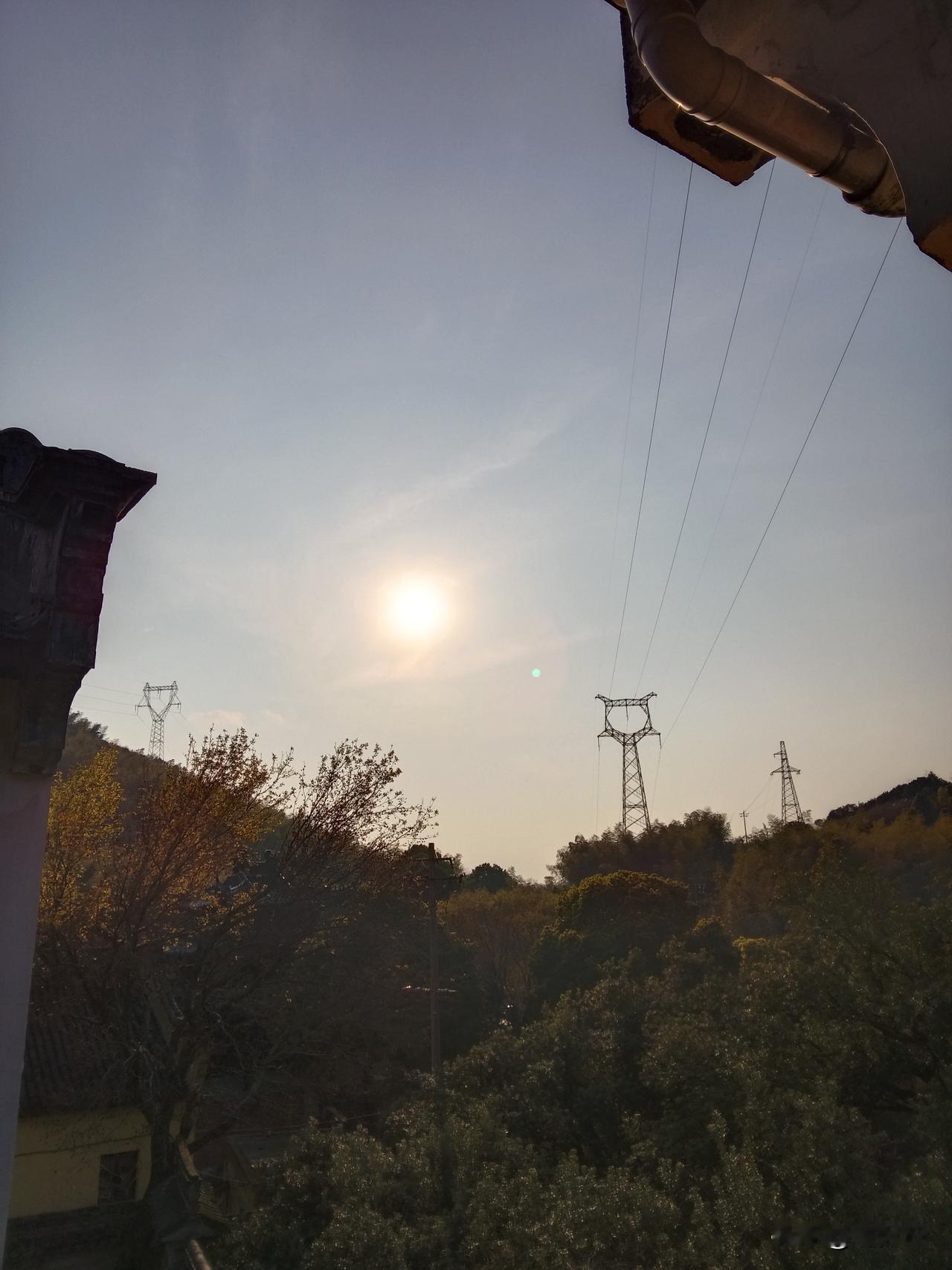 特朗普能上台，靠的就是“让美国再次伟大”这句口号，蛊惑了MAGA党人。在外交方面